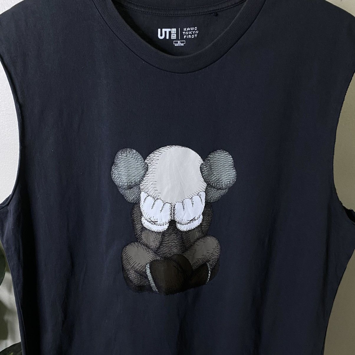 Kaws Uniqlo UT Original Fake Kaws Tokyo First Sleeveless Size US L / EU 52-54 / 3 - 2 Thumbnail