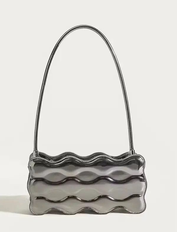 Japanese Brand Metallic Scallop Novelty Purse 👜 Size ONE SIZE - 1 Thumbnail
