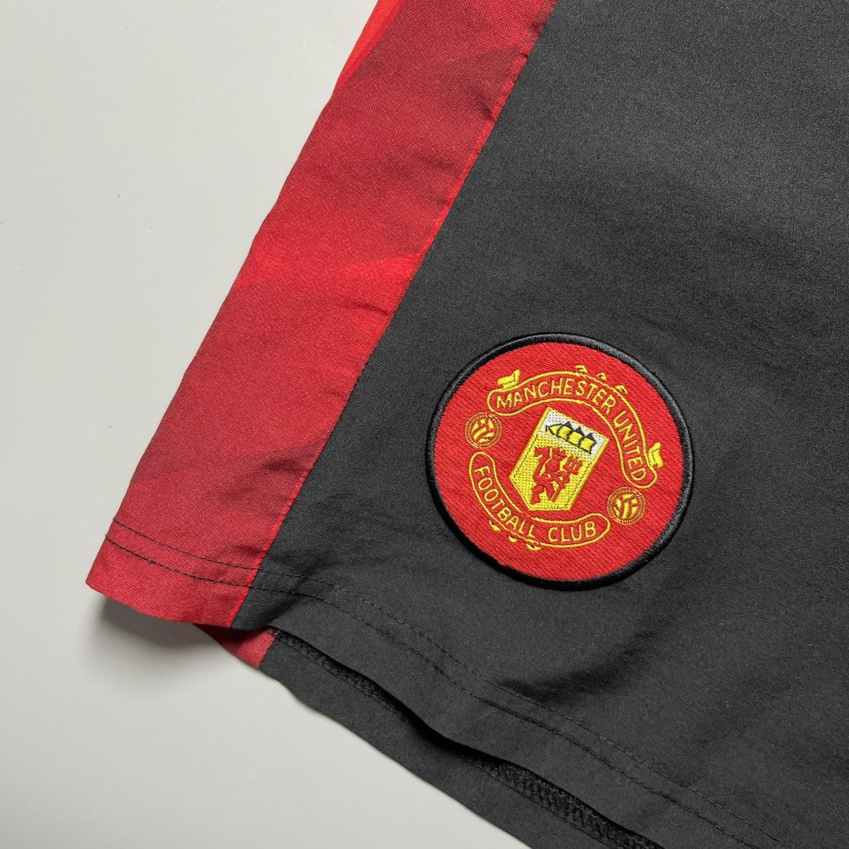 Umbro MAN UNITED UMBRO 1996/1997 FOOTBALL HOME VINTAGE SHORTS Size US 30 / EU 46 - 2 Thumbnail