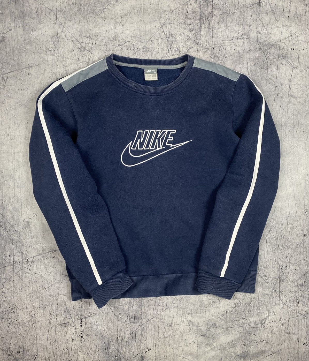 Nike Vintage Nike Swoosh Embroidered Logo Crewneck Sweatshirt Size US S / EU 44-46 / 1 - 7 Thumbnail