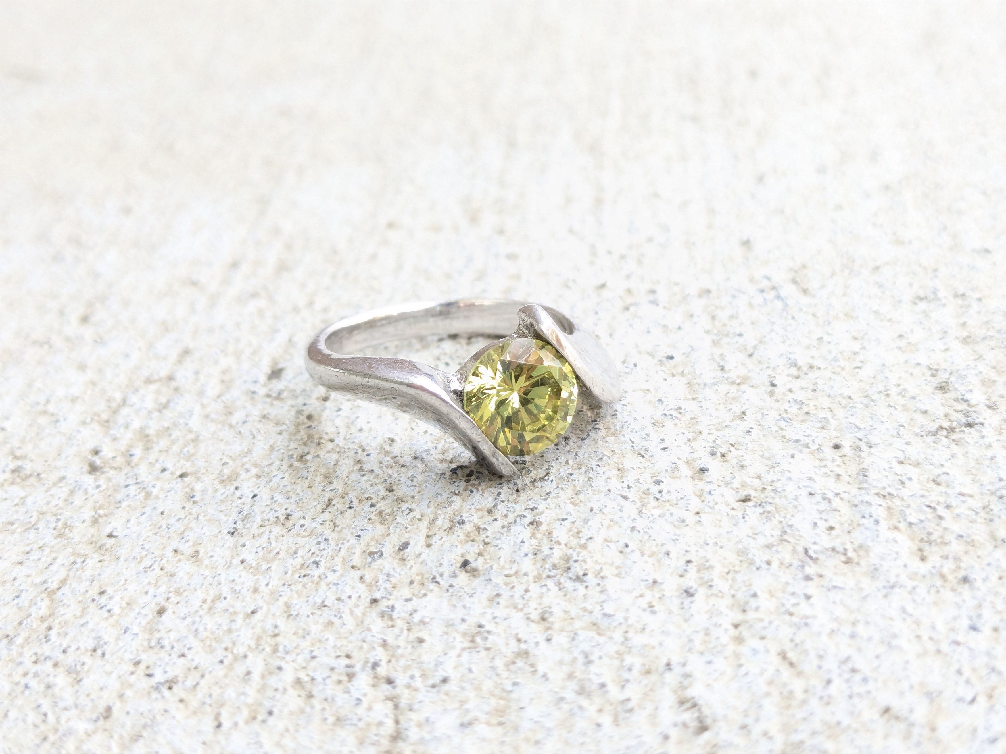 Jewelry × Sterling Silver × Vintage Sterling Silver Ring Green CZ Round Faceted Bypass 7.75 Size ONE SIZE - 1 Thumbnail