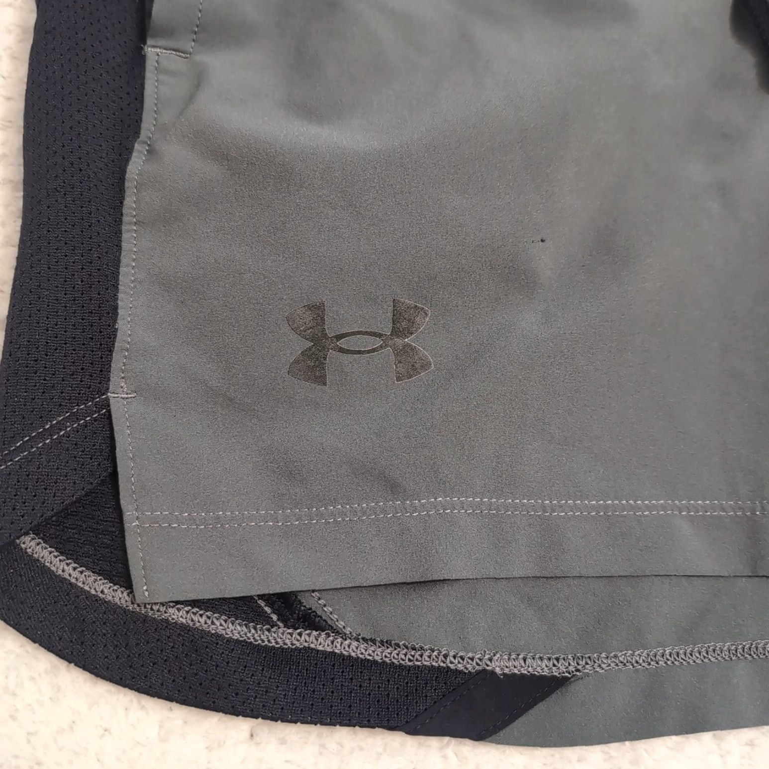 Under Armour VINTAGE? Under Armour Men's UA Launch Run 4" Shorts Large Black Gray 26"x4" Size US 26 / EU 42 - 2 Thumbnail
