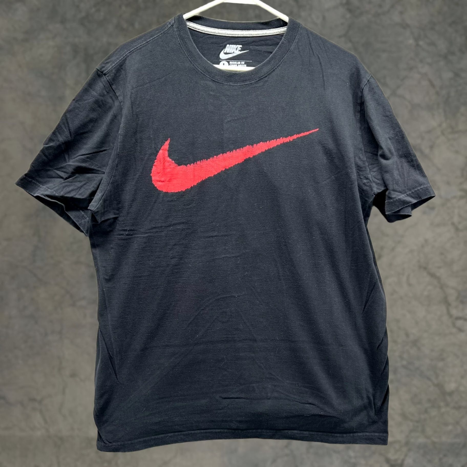 Nike Nike Shirt Mens Large Black Red Crewneck Big Swoosh Logo Regular Cotton Tee Size US L / EU 52-54 / 3 - 1 Thumbnail