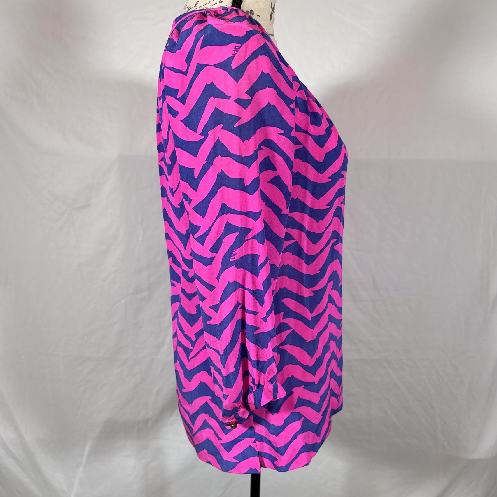 Lilly Pulitzer Lilly Pulitzer Shirt Womens XS Silk V-Neck 3/4 Sleeve Chevron Geometric Tunic Blouse Pink Purple Womens Size XS / US 0-2 / IT 36-38 - 5 Thumbnail