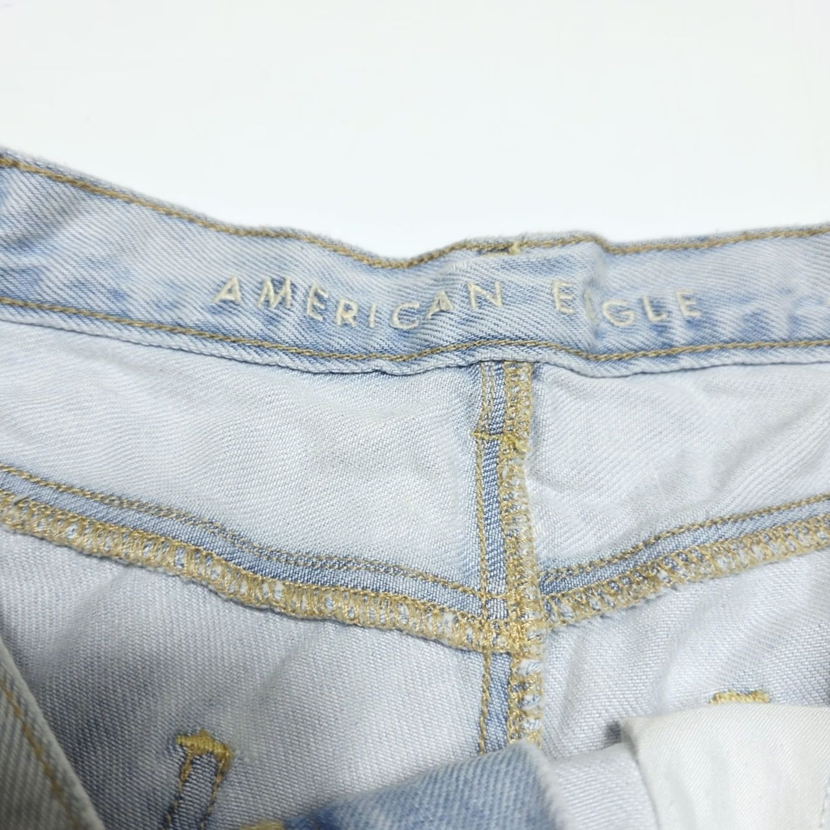 American Eagle Outfitters American Eagle Outfitters Mom Shorts Light Wash Cut Off Women's 8 Distressed Size 30" / US 8 / IT 44 - 4 Thumbnail