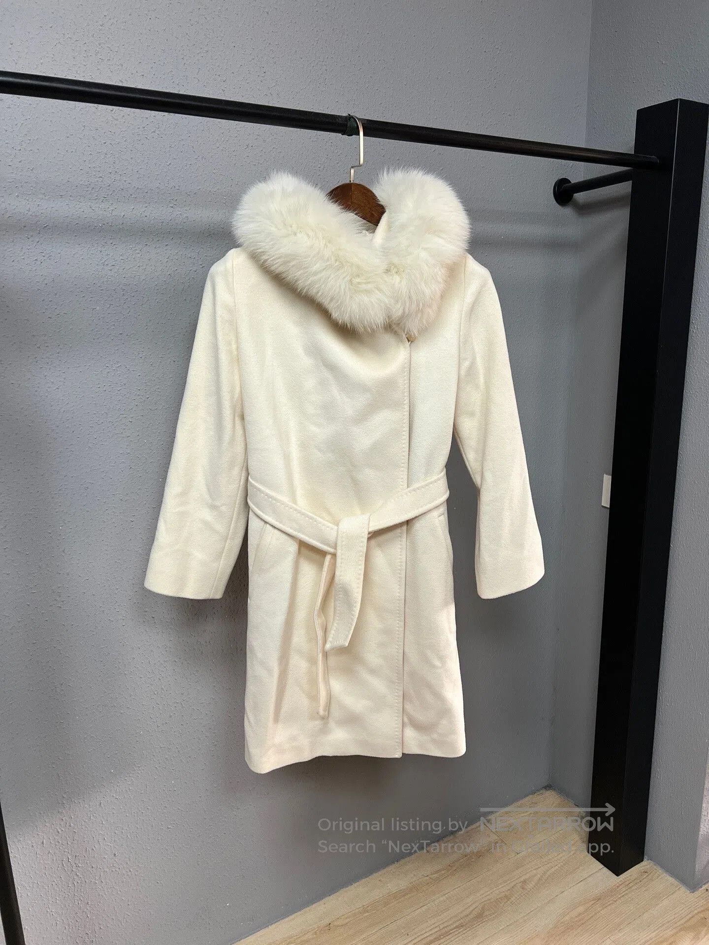 Max Mara Maxmara Beige Fox Fur Collar Coat. Size S / US 4 / IT 40 - 1 Thumbnail