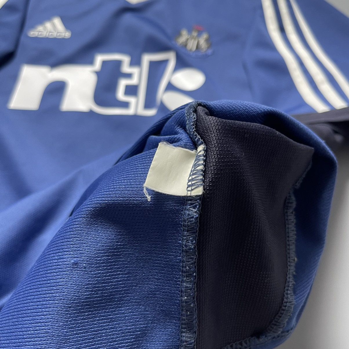 Adidas NEWCASTLE ADIDAS 2001/2002 FOOTBALL AWAY JERSEY #9 SHEARER Size US M / EU 48-50 / 2 - 15 Thumbnail