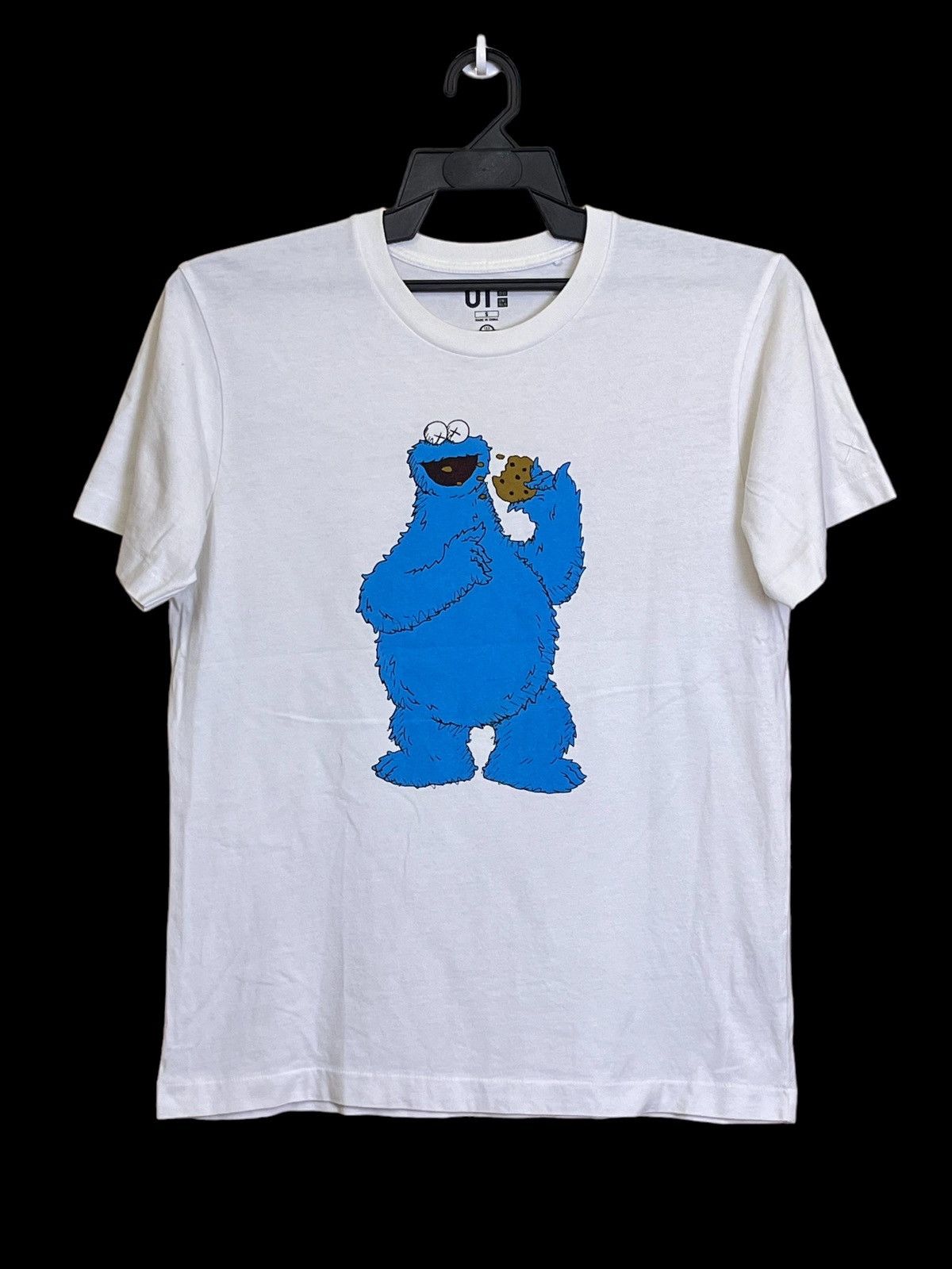 OFFER💥UNIQLO x KAWS x SESAME STREET COLLABORATION T SHIRT