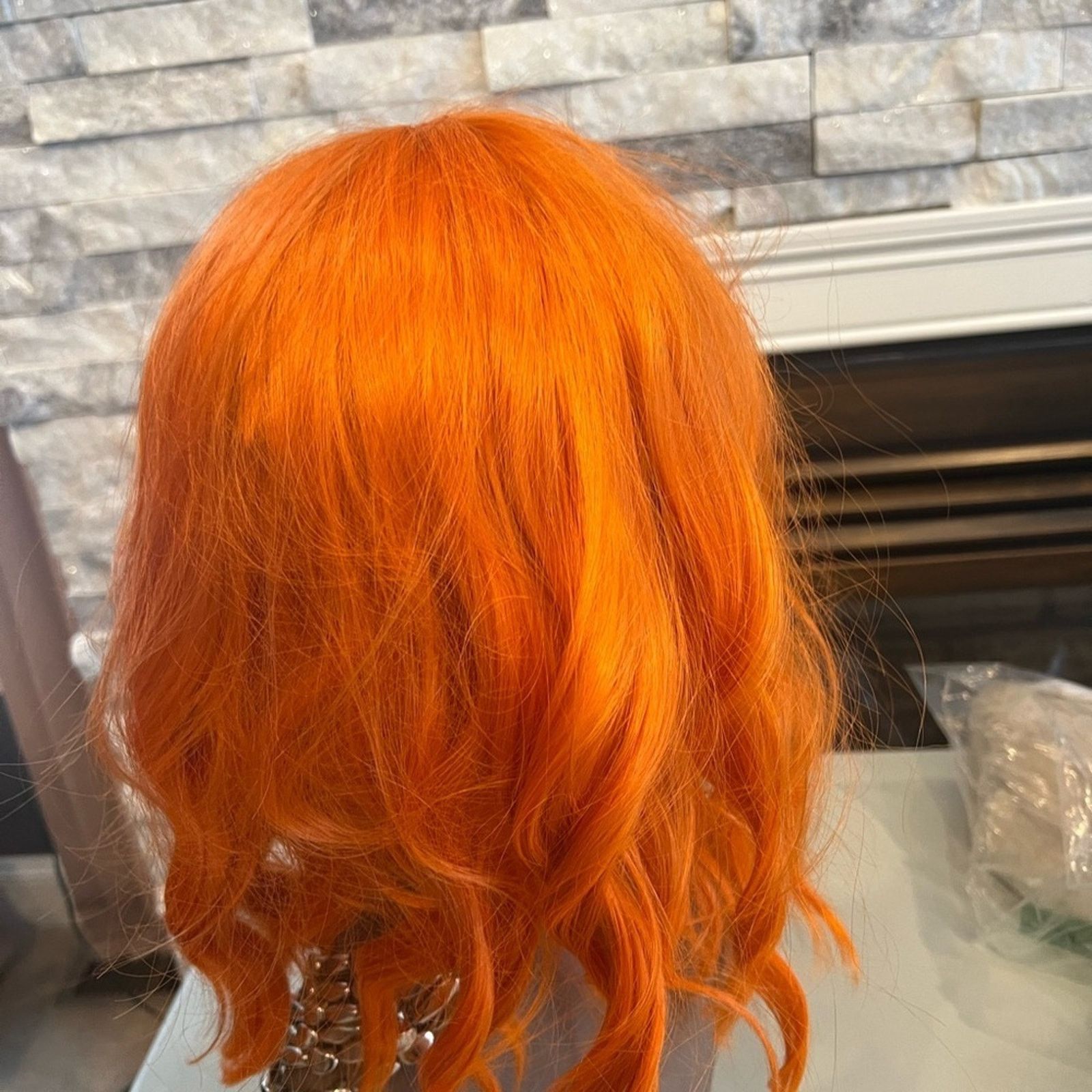 & Other Stories Vibrant Orange Wig – Short Wavy Synthetic Hair Size ONE SIZE - 4 Thumbnail