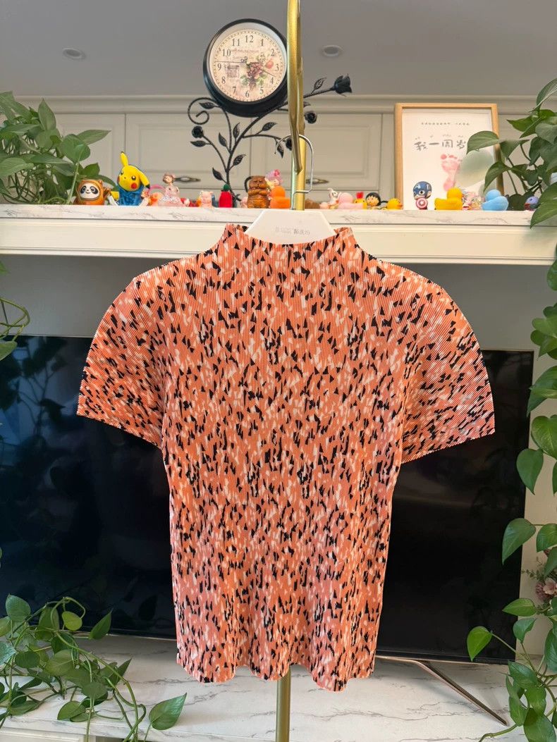 Issey Miyake Issey Miyake size:3 A light orange pleated short-sleeved t Size XS / US 0-2 / IT 36-38 - 1 Thumbnail