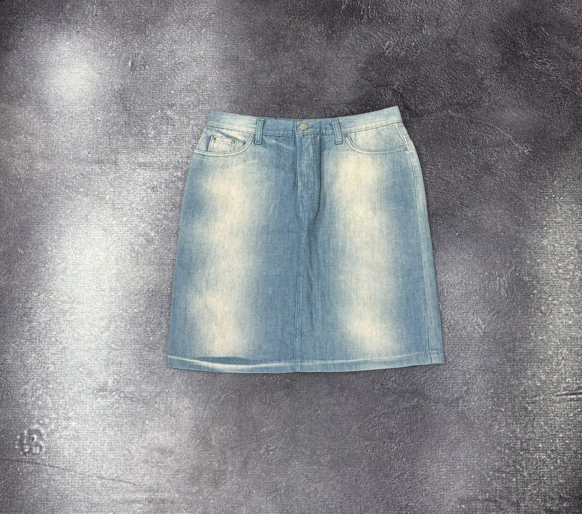 GF Ferre Vintage Gianfranco Ferre Women’s Luxury Faded Denim Skirt Size 30" / US 8 / IT 44 - 2 Thumbnail