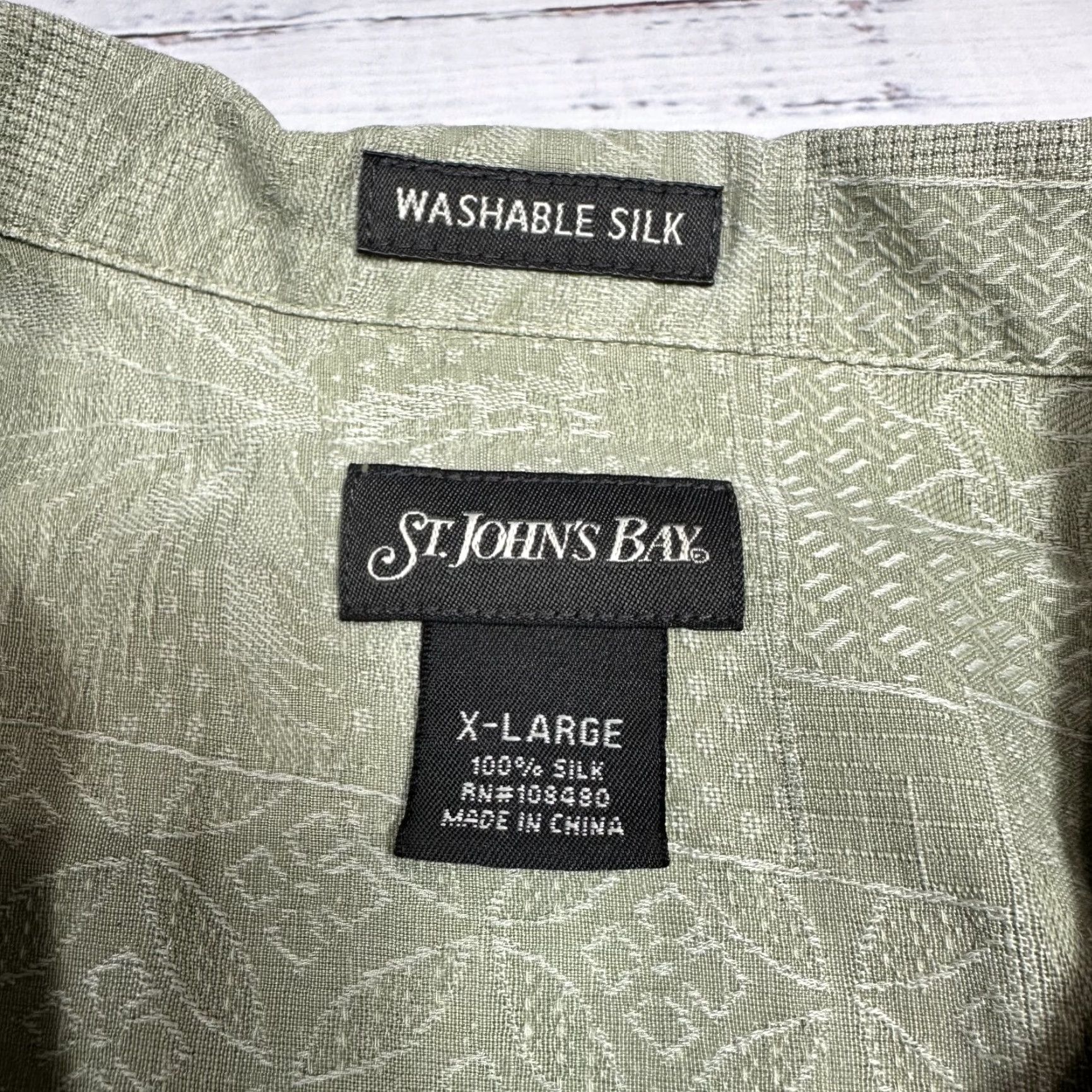 Vintage St. John's Bay Green Hawaiian Shirt Silk Embossed Floral Button-Up XL Men Short Sleeve Button-Up Collared Size US XL / EU 56 / 4 - 4 Thumbnail