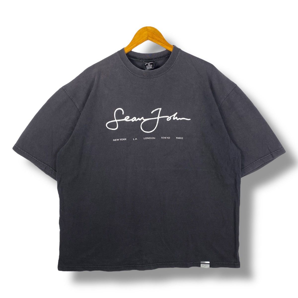 Sean John Vintage 00's SEAN JOHN World Tour Logo Graphic Faded Tee Size US XL / EU 56 / 4 - 1 Thumbnail
