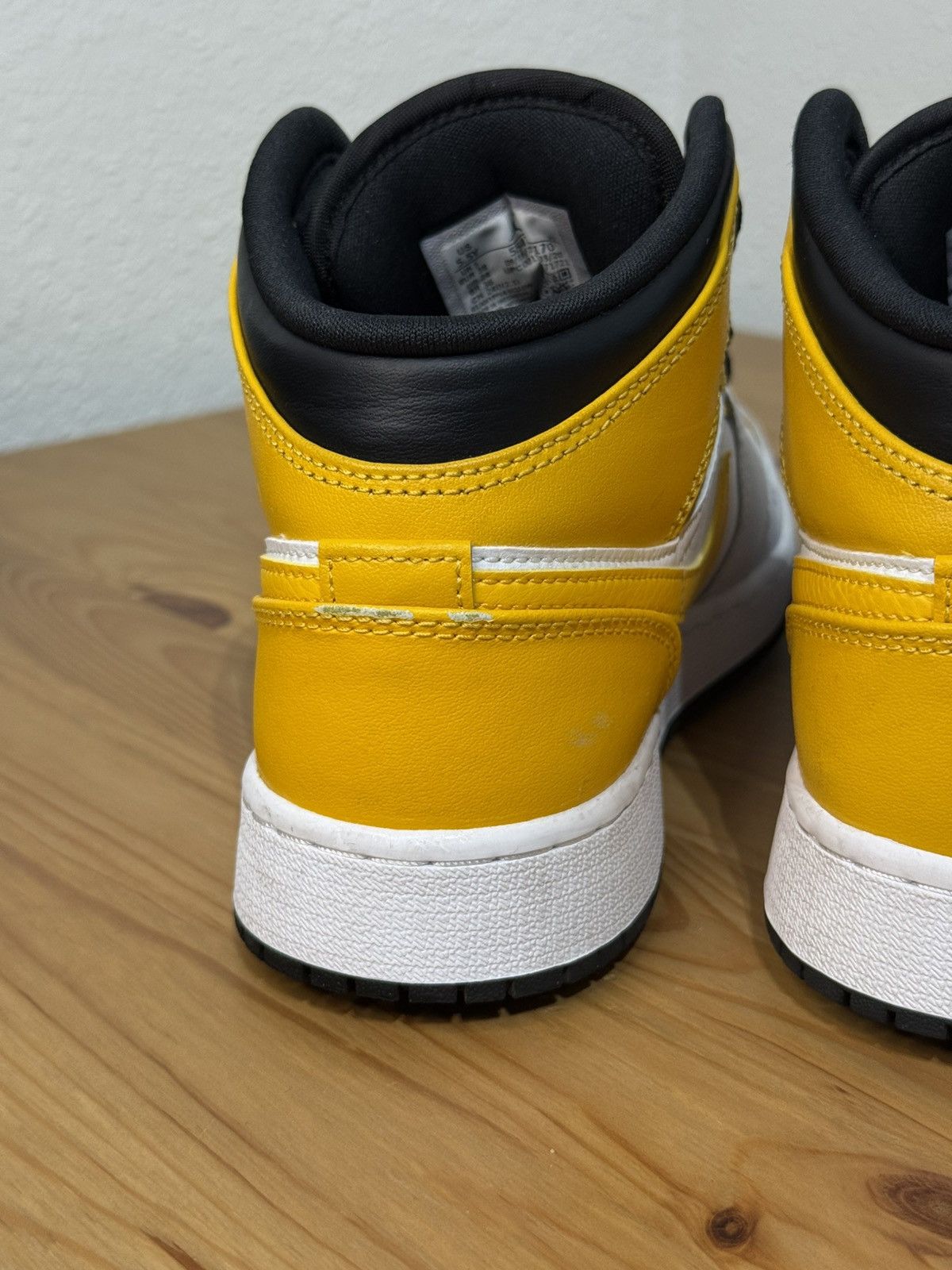 Jordan Brand × Nike Nike Air Jordan 1 Mid University Gold size 5Y Size US 7 / IT 37 - 4 Thumbnail