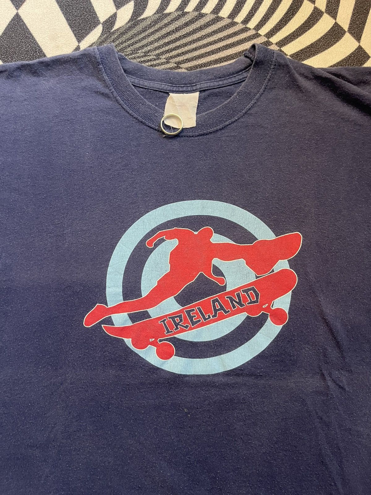 Vintage Vintage IRELAND Y2K Souvir Skateboard Shop 00’s Tshirt Size US M / EU 48-50 / 2 - 5 Thumbnail