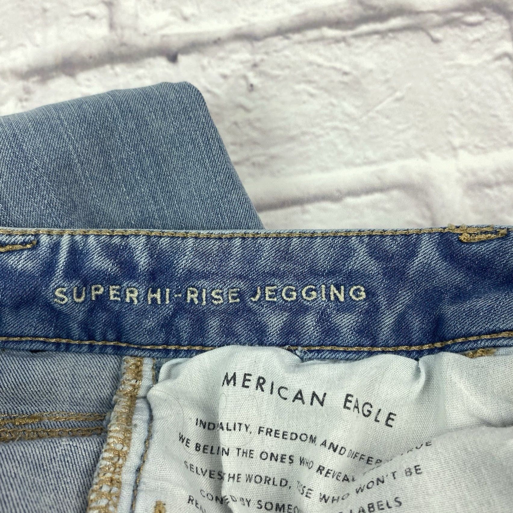 American Eagle Outfitters American Eagle Jeans Junior Teen Size 4 Jegging Light Wash Distressed Frayed Hem Size 27" / US 4 / IT 40 - 7 Thumbnail