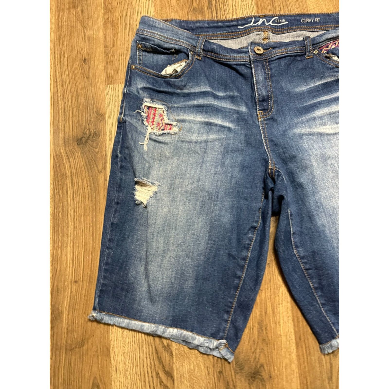 Vintage VINTAGE: INC Denim Shorts Womens Size 16 Blue Denim Cut Off Curvy Fit Regular Inseam 12 in (No, not vintage) Size 38" / US 16 / IT 52 - 3 Thumbnail