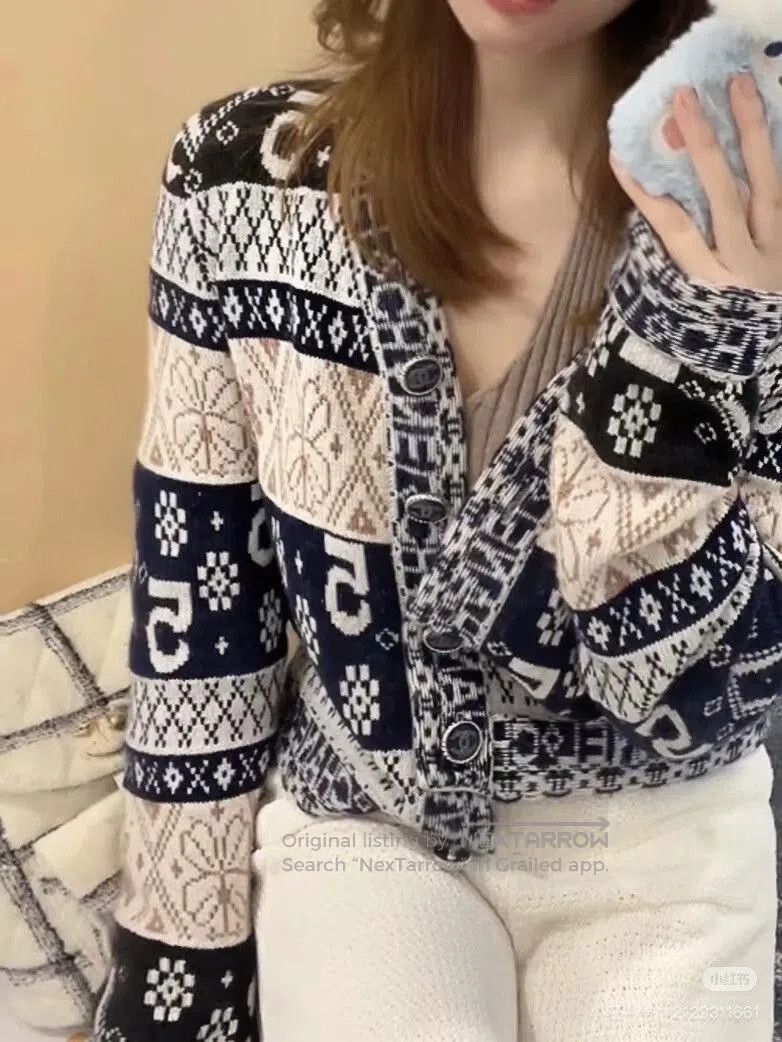 Chanel Chanel No.5 Letter Cashmere Cardigan. Size S / US 4 / IT 40 - 8 Thumbnail