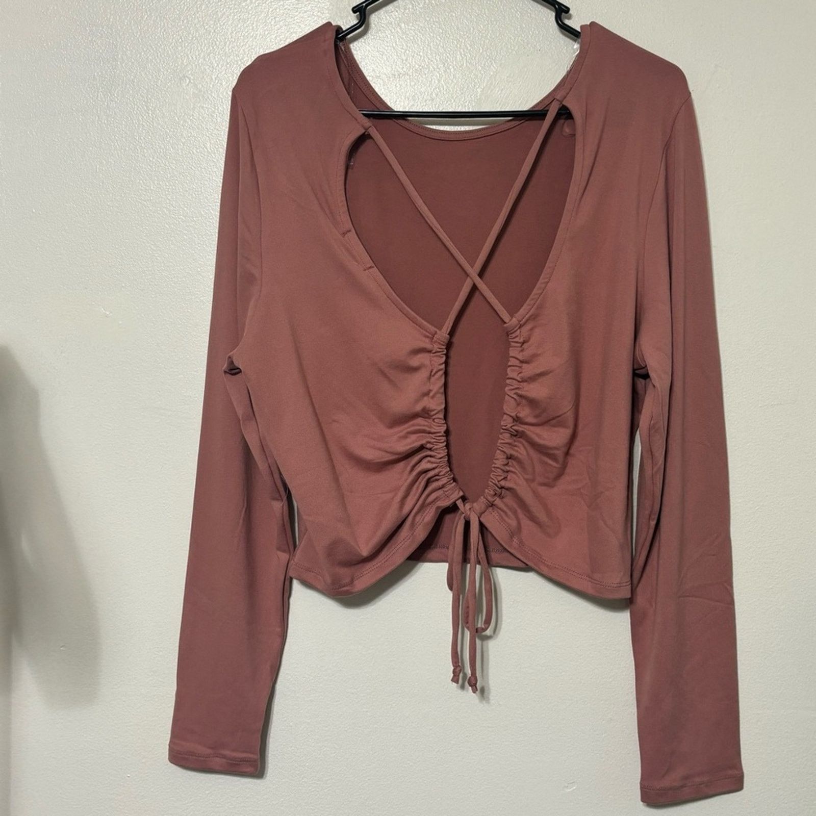 Other Fashion Nova Rose Back Cutout Cross Strap Crop Top 2X NWT Size XXL / US 16-18 / IT 52-54 - 2 Thumbnail