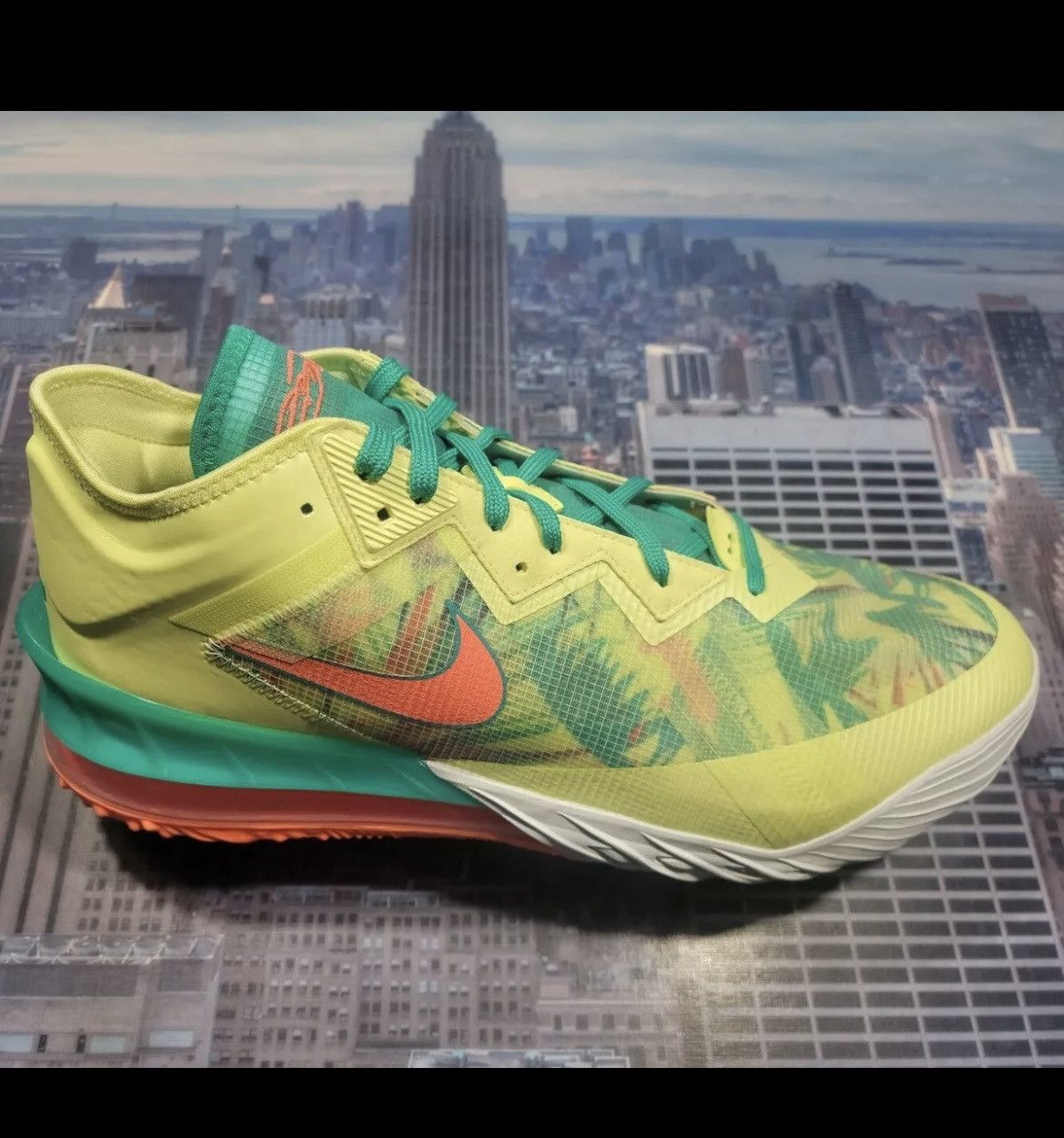 Nike Nike LeBron XVIII 18 Lime Green LOW LeBronald Palmers Size US 11 / EU 44 - 6 Thumbnail