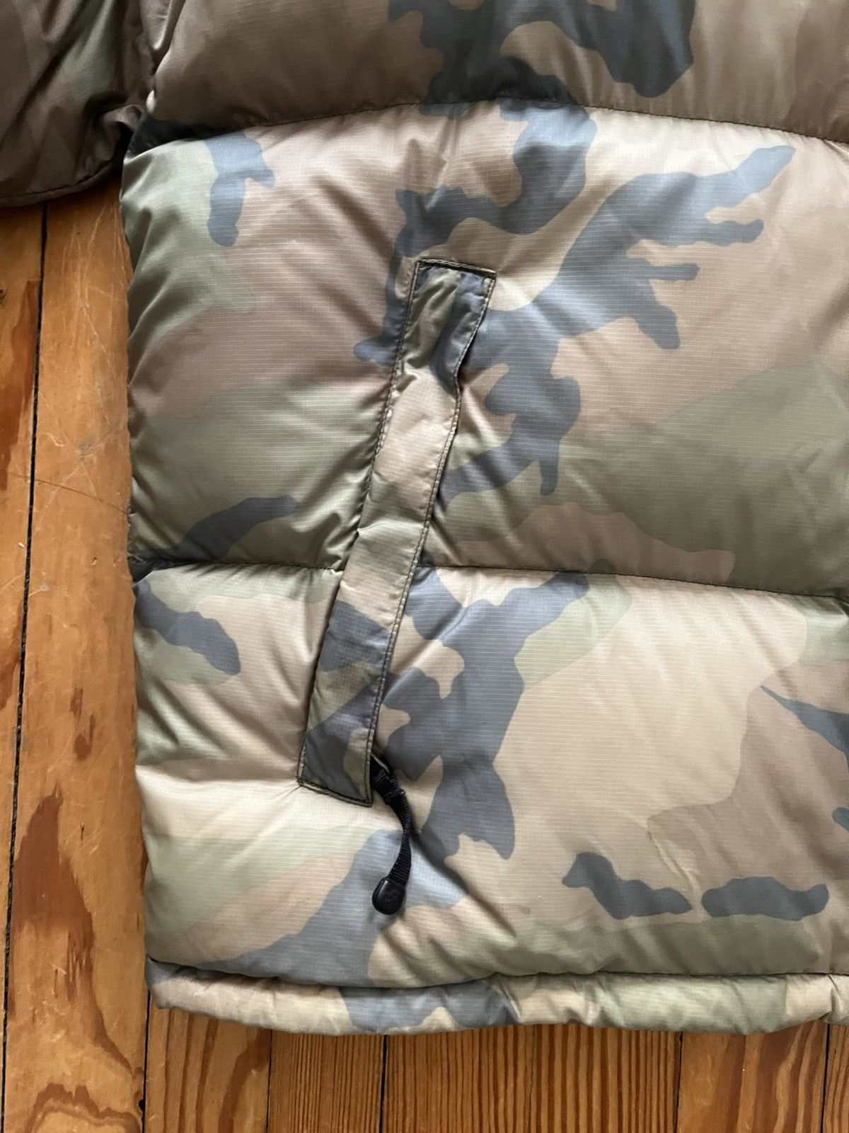 The North Face Vintage The North Face Nuptse Down Jacket Camo Olive 700 Size US L / EU 52-54 / 3 - 5 Thumbnail
