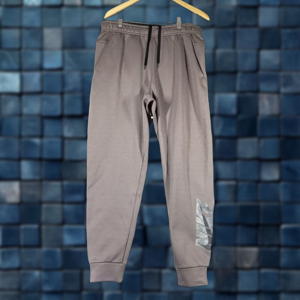 Nike Nike Therma Fit Pants Mens Medium Fleece Sweatpants Logo NWT 100% Polyester Gray Classic Regular Inseam 29 in Tapered Style Activewear Office: None Size US 31 - 1 Thumbnail