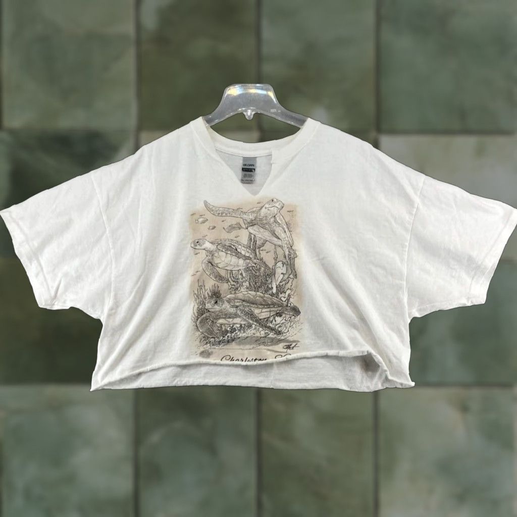 Gildan Gildan Charleston SC Sea Turtle Womens Promo Tee 2XL White Cropped Shirt Womens Plus 2XL White Beach 90s Style Cropped Tee Mens? Size XXL / US 16-18 / IT 52-54 - 1 Thumbnail