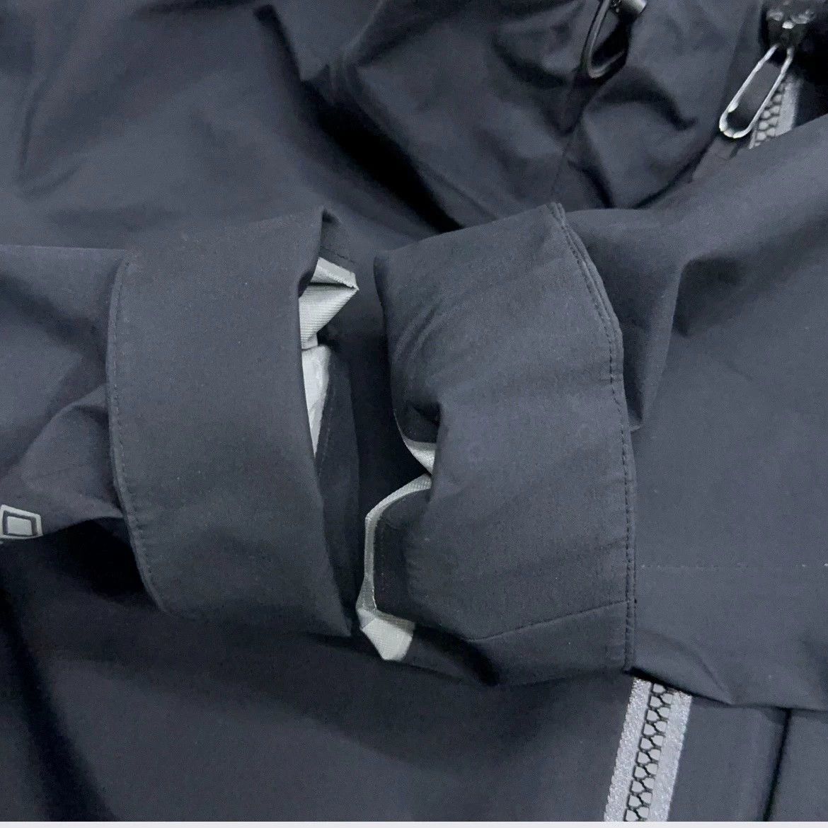 Arc'teryx Arcteryx Sawyer Coat GTX L Minor Flaw at P78 With Tags Size US L / EU 52-54 / 3 - 8 Thumbnail
