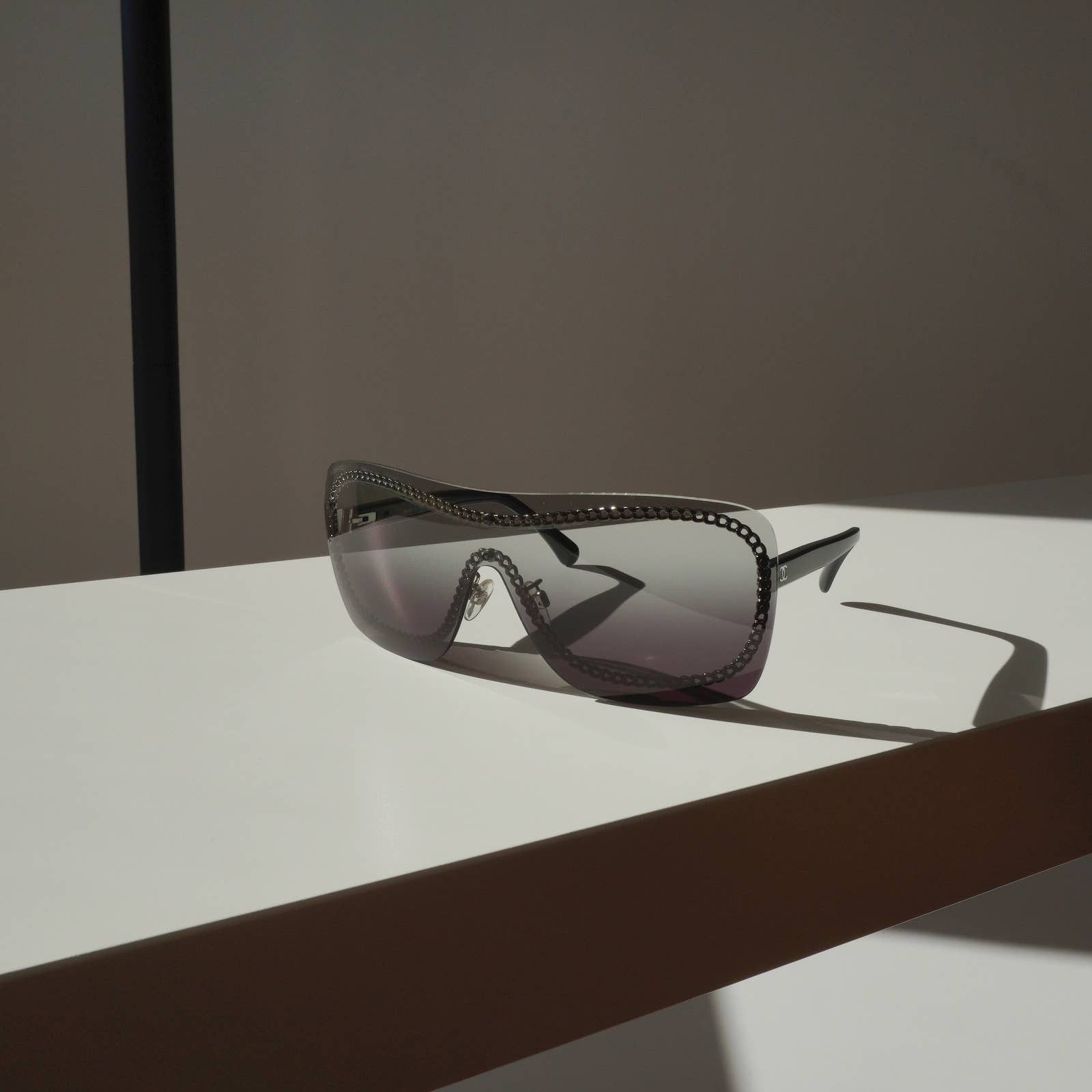 Chanel Chanel shield mask logo silver chain frame black sunglasses Size ONE SIZE - 1 Thumbnail