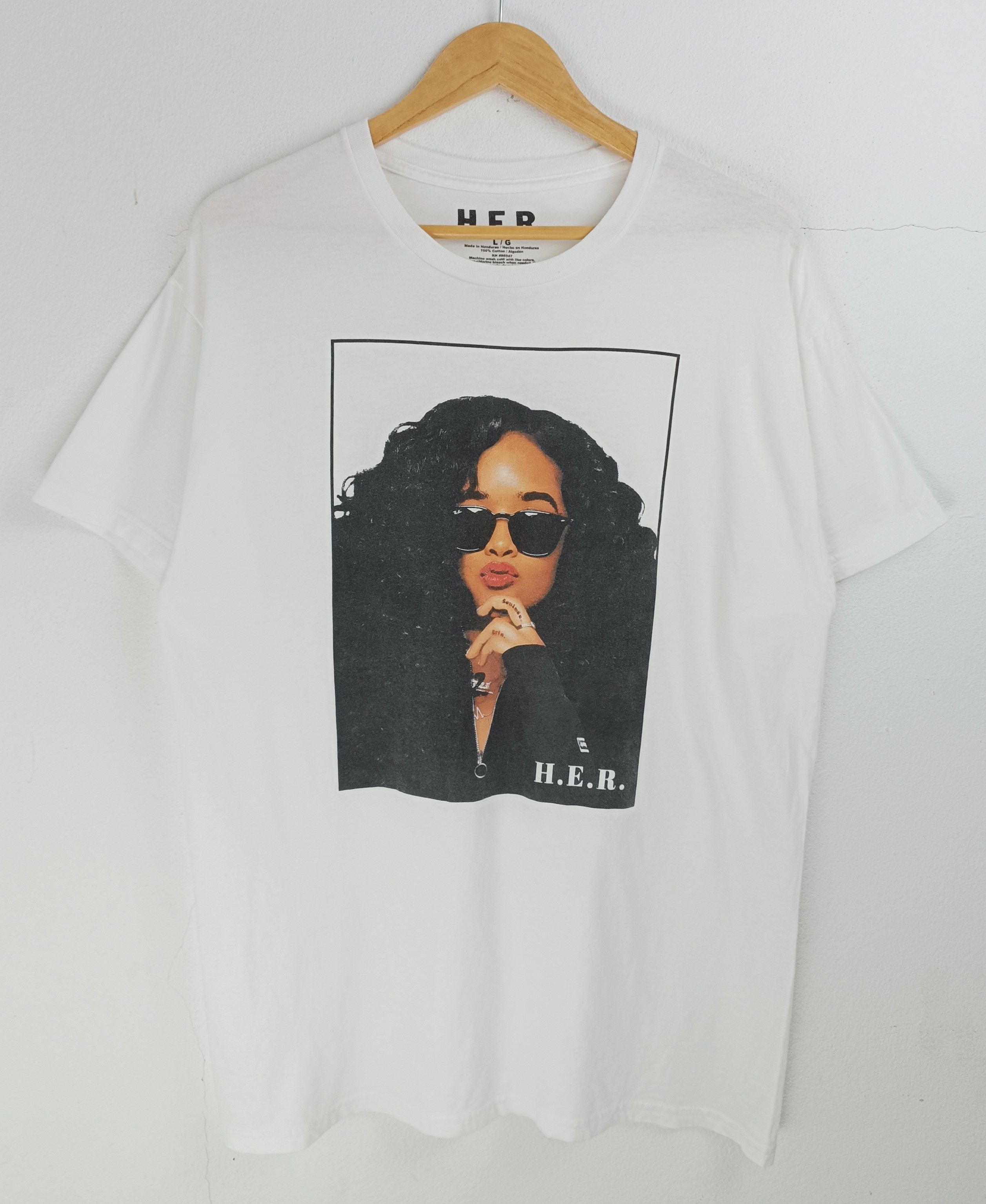 Rap Tees VINTAGE H.E.R. PORTRAIT CUTE RAP TEES tyla sza travis scott Size US L / EU 52-54 / 3 - 3 Thumbnail