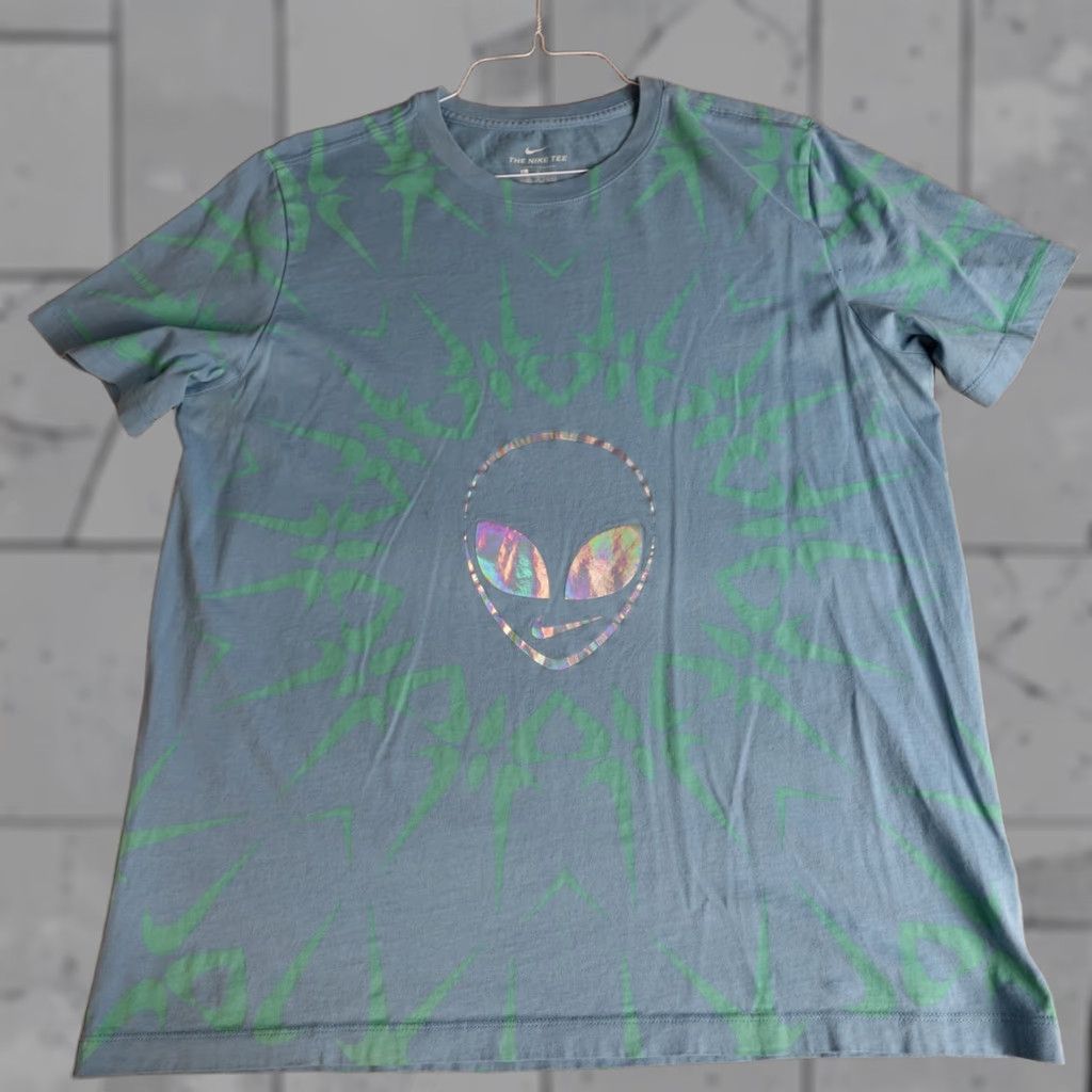 Nike Nike Shirt Large Blue Alien All Over Print CT7051 Size US L / EU 52-54 / 3 - 1 Thumbnail