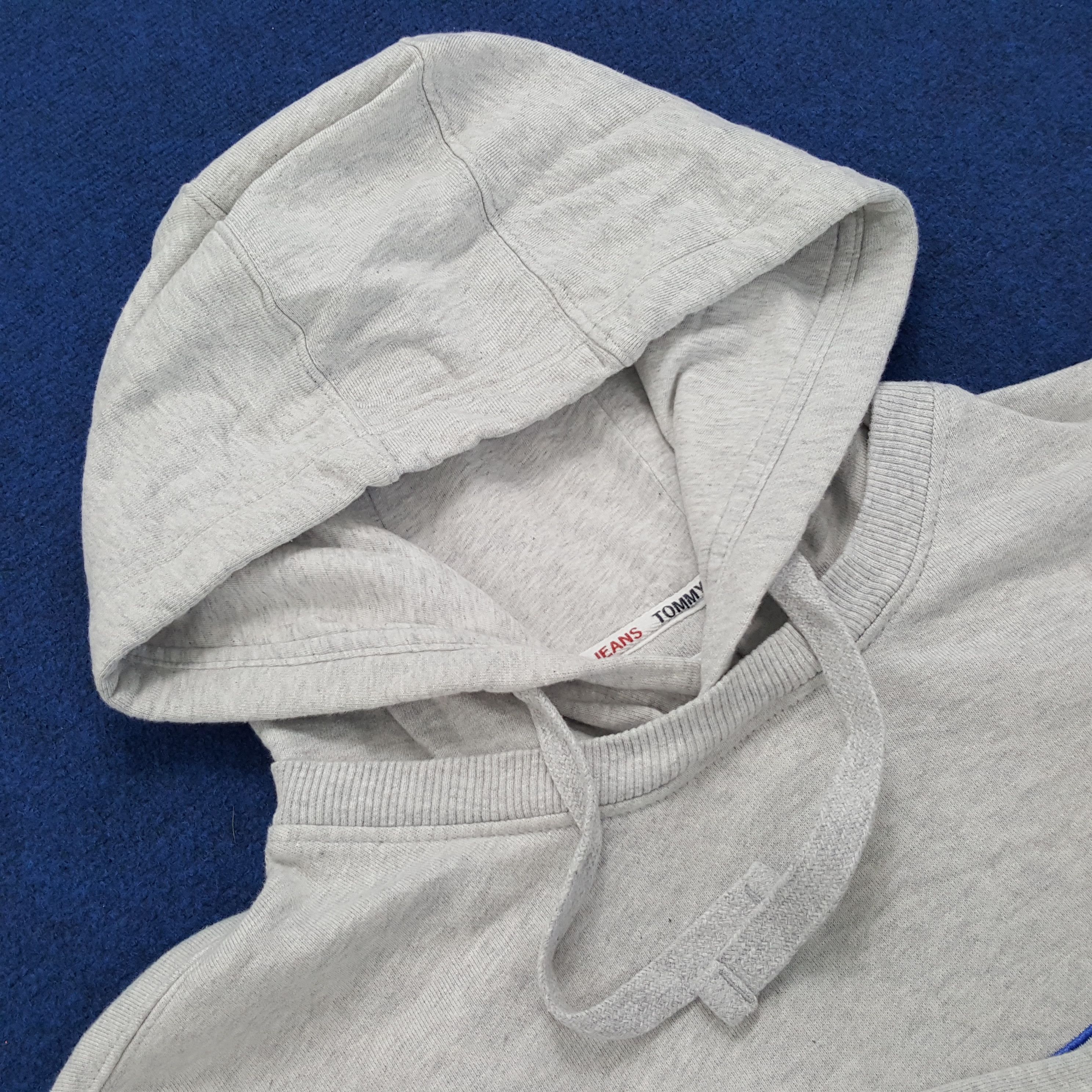 Tommy Hilfiger × Tommy Jeans × Vintage Vintage Tommy Jeans Embroidery Center Streetwear Sweatshirts Size US L / EU 52-54 / 3 - 5 Thumbnail