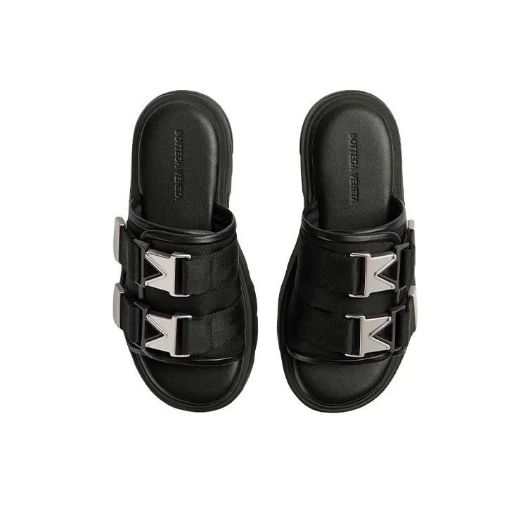 o1n1vont1024 Flash Flat Sandals in Black
