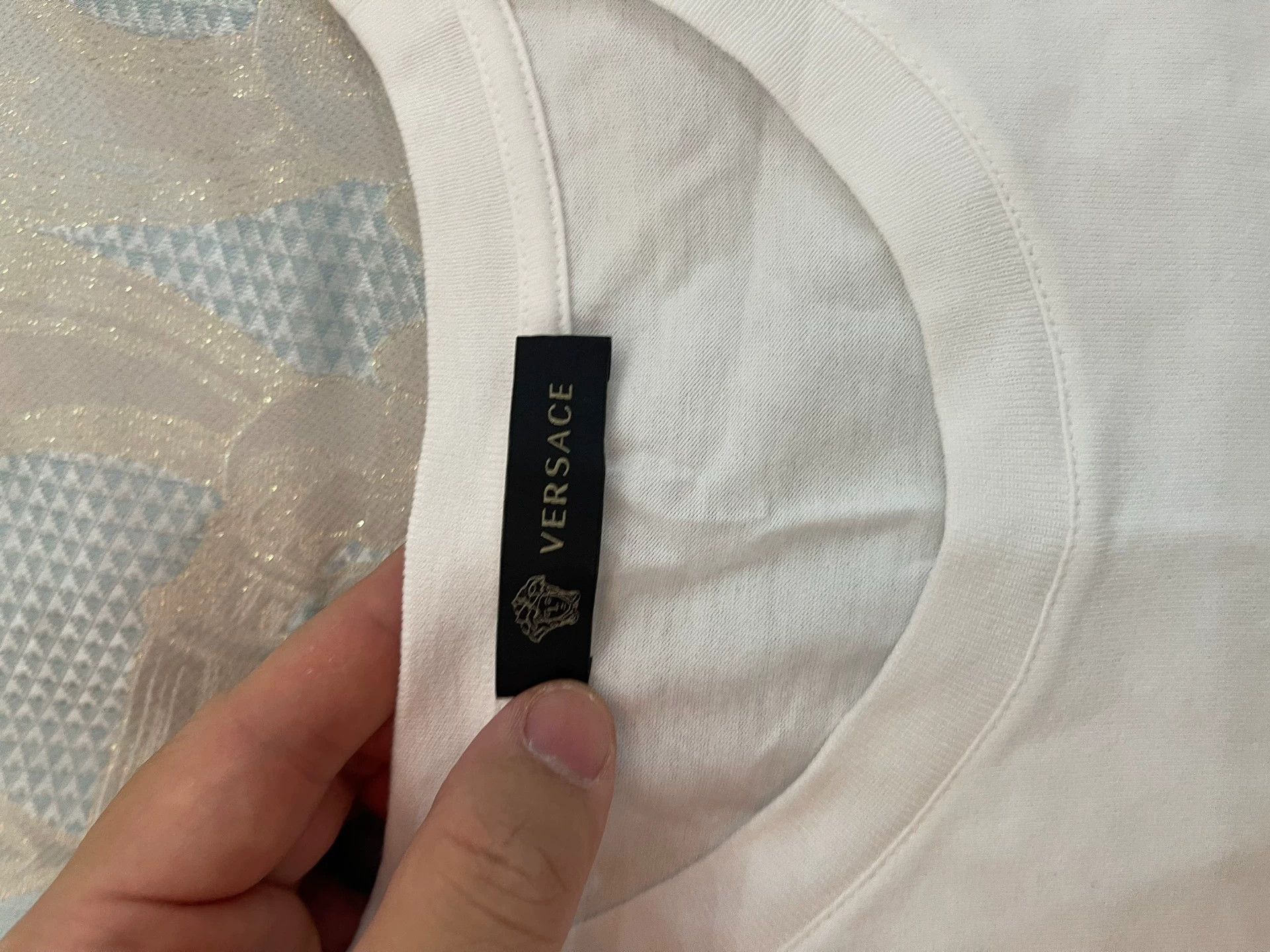 Versace Versace White Heart Gradient Embroidered Logo L Tee Size US L / EU 52-54 / 3 - 3 Thumbnail
