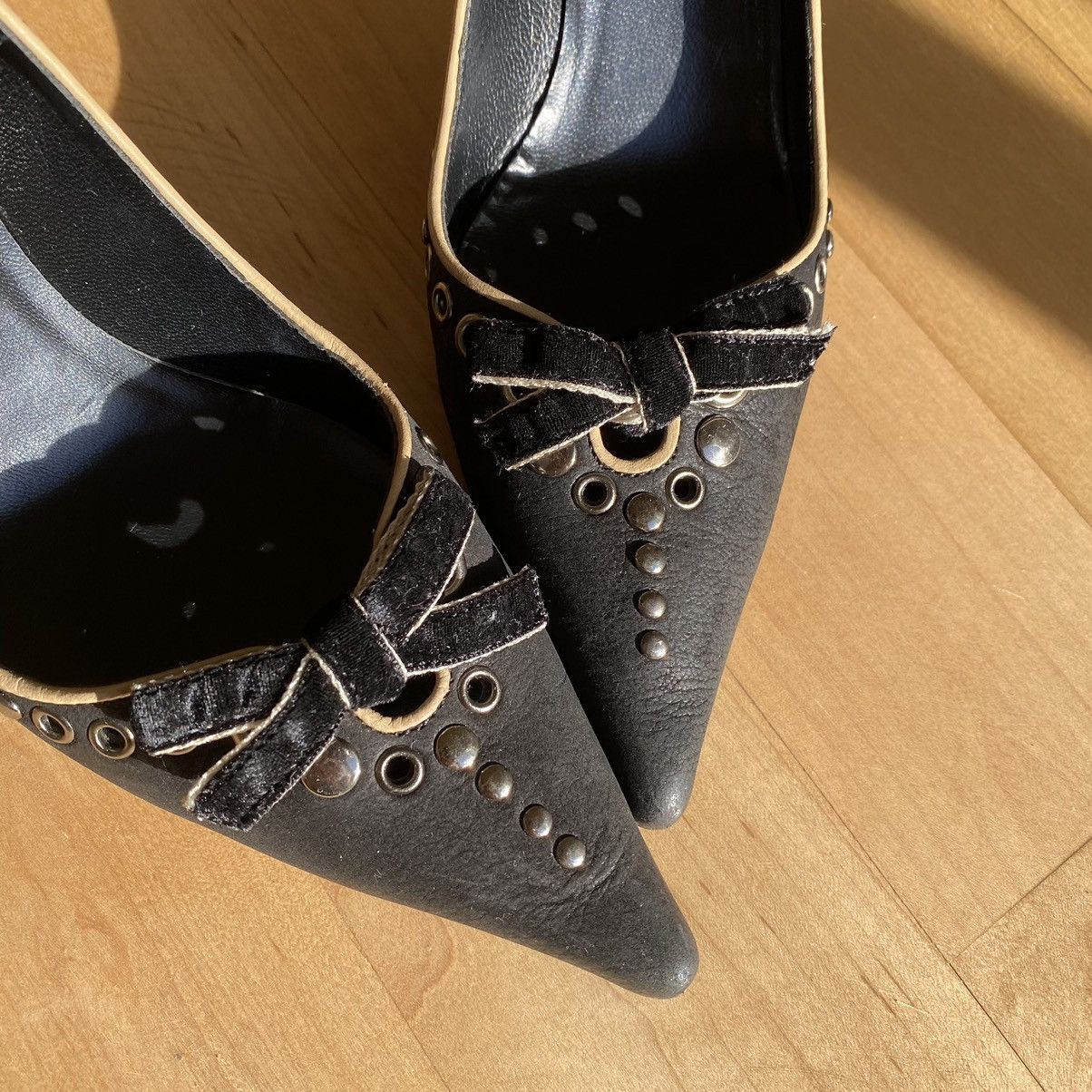 Prada × Vintage Prada 2001 Black Leather Bow Pointed Toe Pumps Size US 5 / IT 35 - 5 Thumbnail