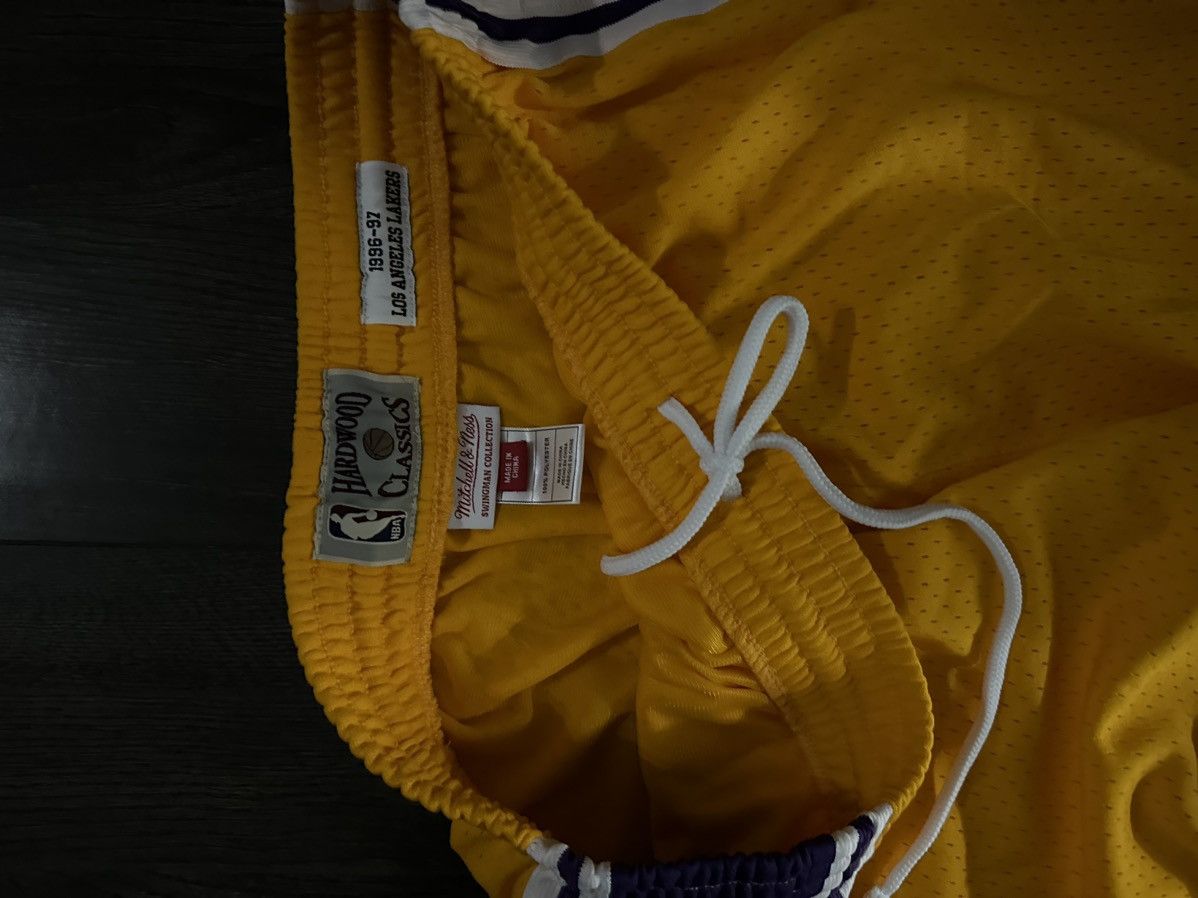 Mitchell & Ness × NBA Los Angeles Lakers 96-97 Mitchell & Ness Vintage Shorts Size US 38 / EU 54 - 3 Thumbnail