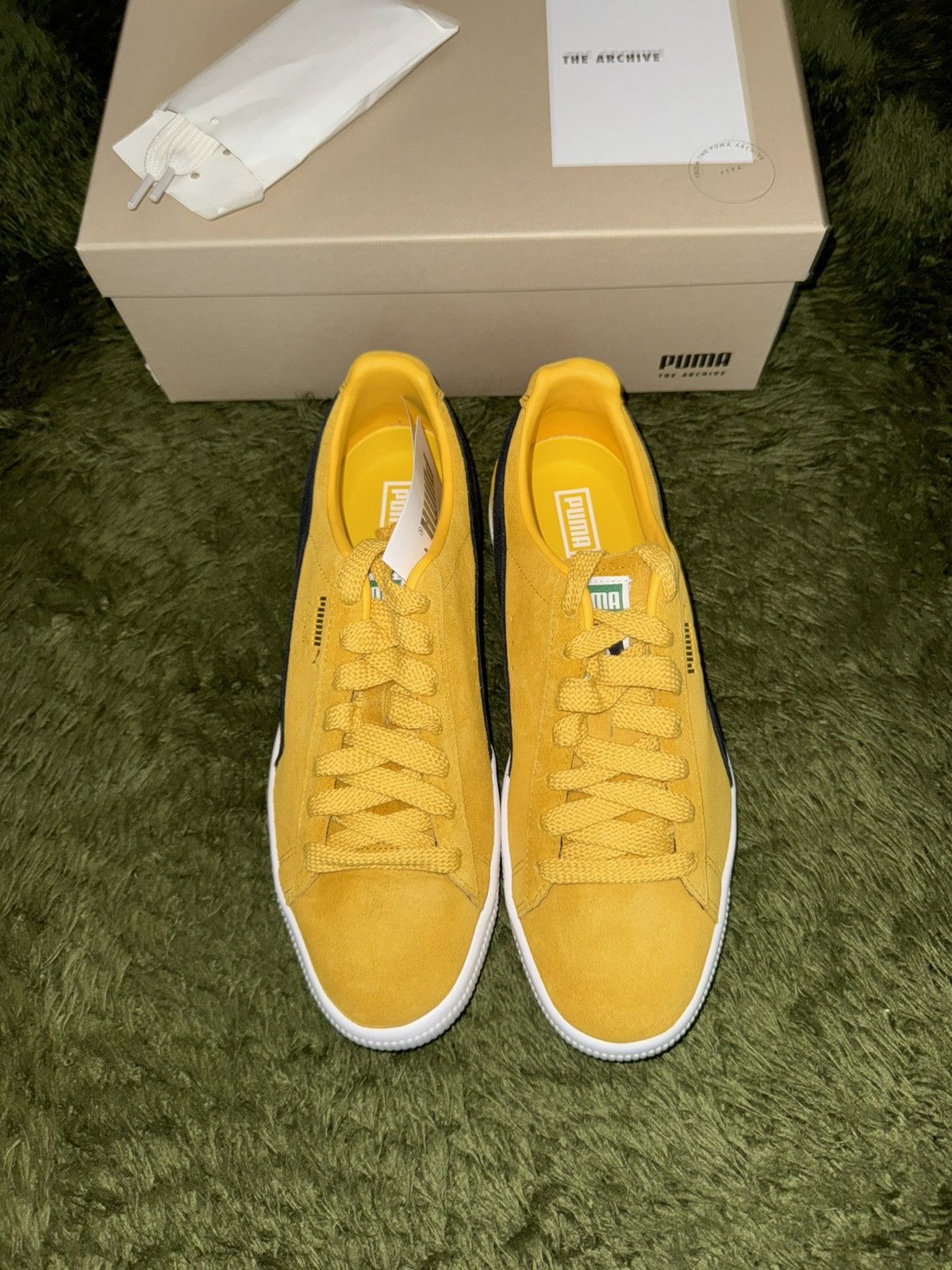 Puma [US 10] Puma Clyde OG Archive Yellow Black Suede Size US 10 / EU 43 - 2 Thumbnail
