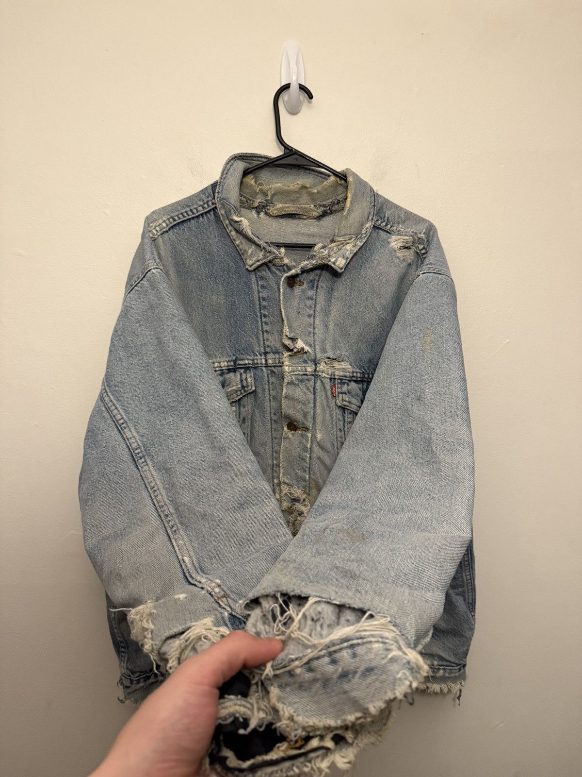 Vintage Vintage Levi’s Distressed Thrashed Denim Workwear Jacket Size US XL / EU 56 / 4 - 4 Thumbnail