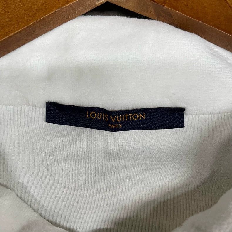 Louis Vuitton Louis Vuitton White embossed full-pocket logo sweatshirt Size US M / EU 48-50 / 2 - 5 Thumbnail