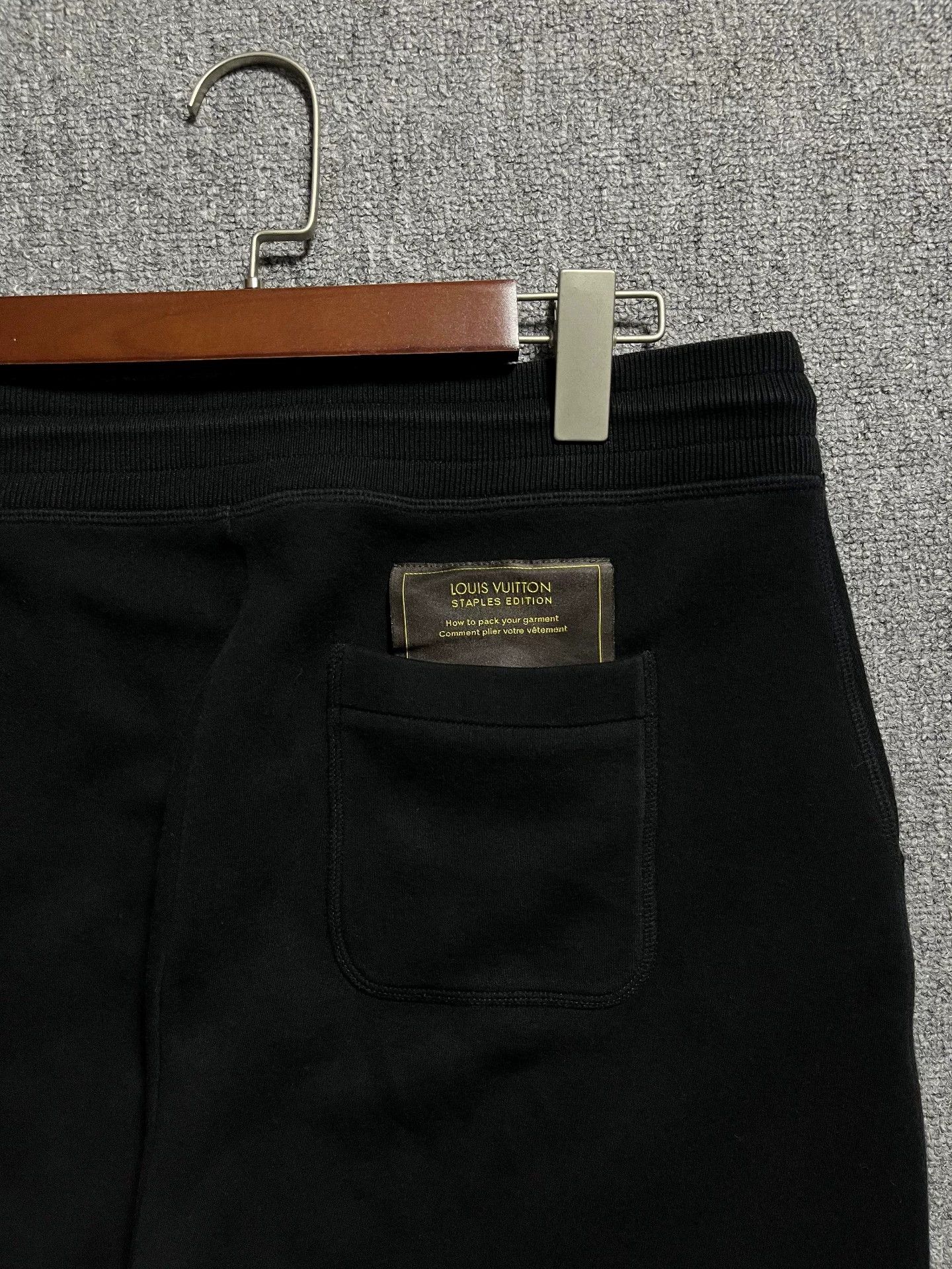 Louis Vuitton LV black men's sweatpants side LV metal logo M Size US 32 / EU 48 - 3 Thumbnail