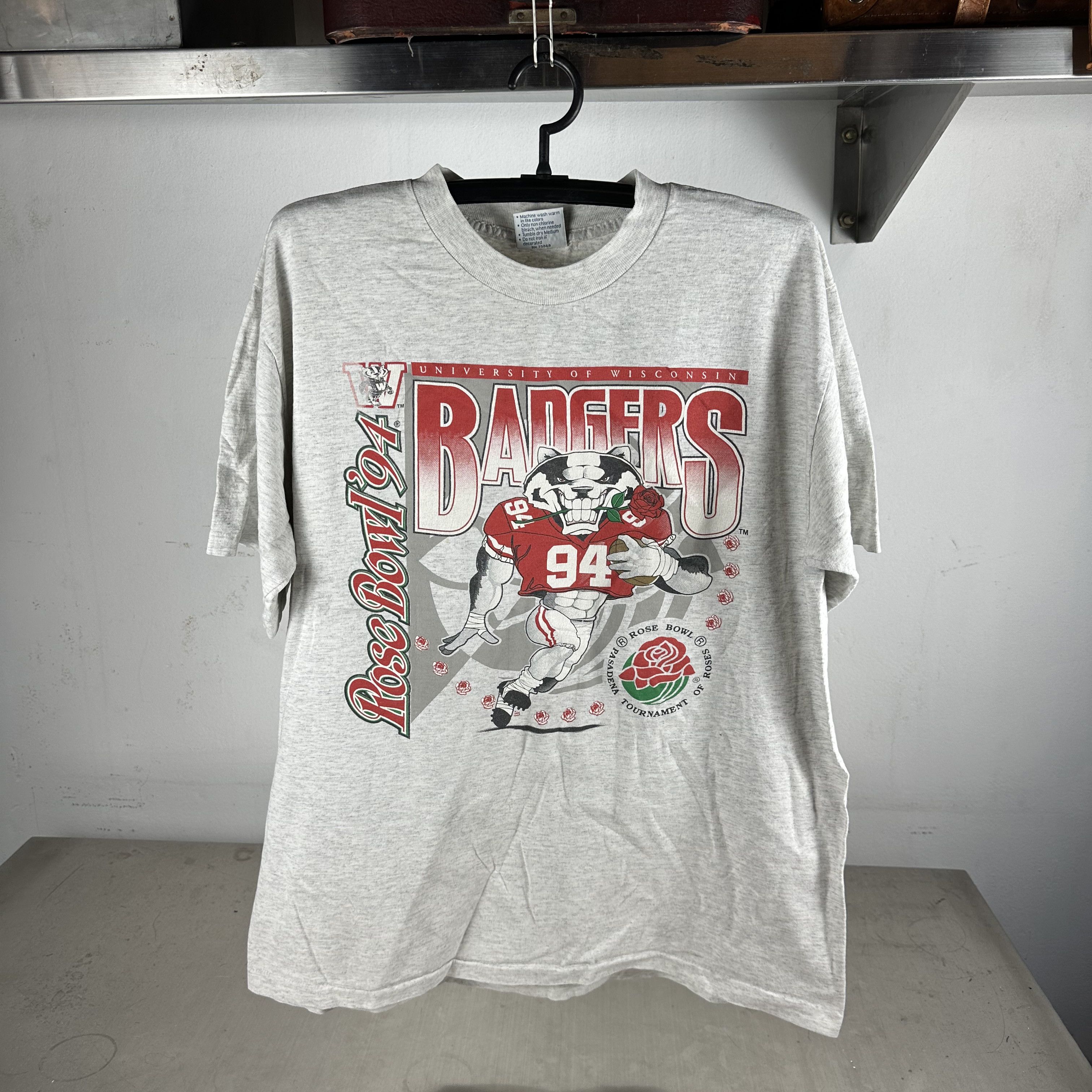 Vintage Vintage 1994 Wisconsin Badgers Football NCAA Rose Bowl Tee Size US XL / EU 56 / 4 - 1 Thumbnail