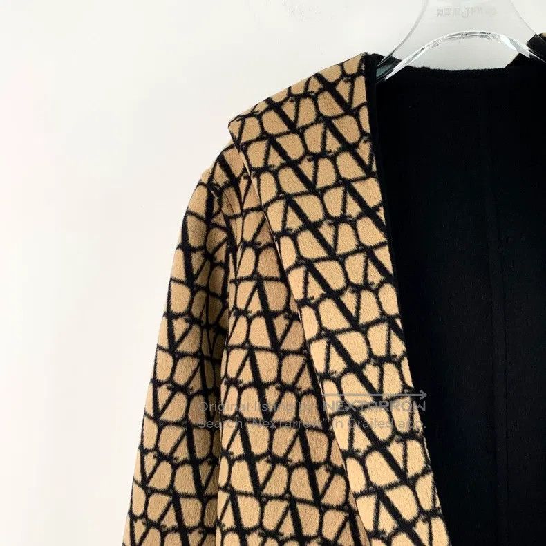 Valentino Valentino The logo is full of printed sheep wool reversibl Size M / US 6-8 / IT 42-44 - 3 Thumbnail