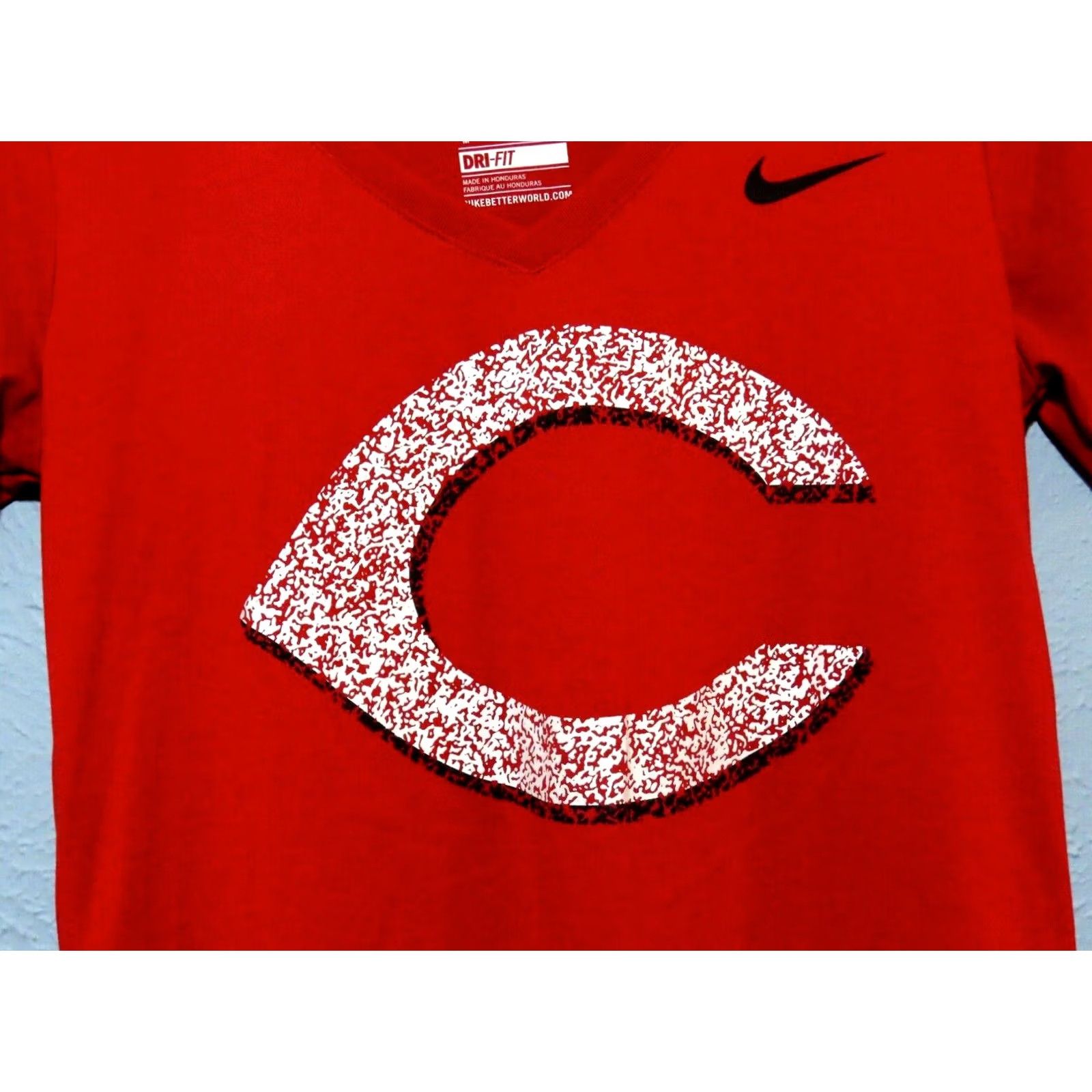 Nike VINTAGE? The Nike Dri-FIT Tee Women's M V-Neck Cincinnati Reds Shirt NWOT Size M / US 6-8 / IT 42-44 - 3 Thumbnail
