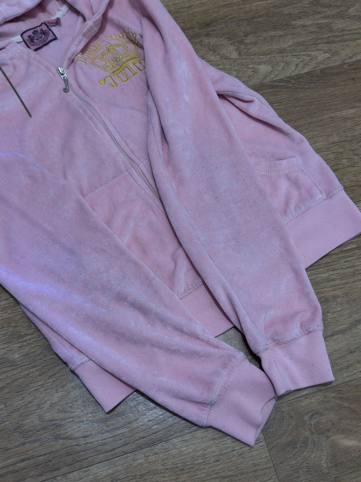 Juicy Couture VINTAGE VELOUR JUICY COUTURE CROPPED 2000s ZIP UP HOODIE Size L / US 10 / IT 46 - 6 Thumbnail