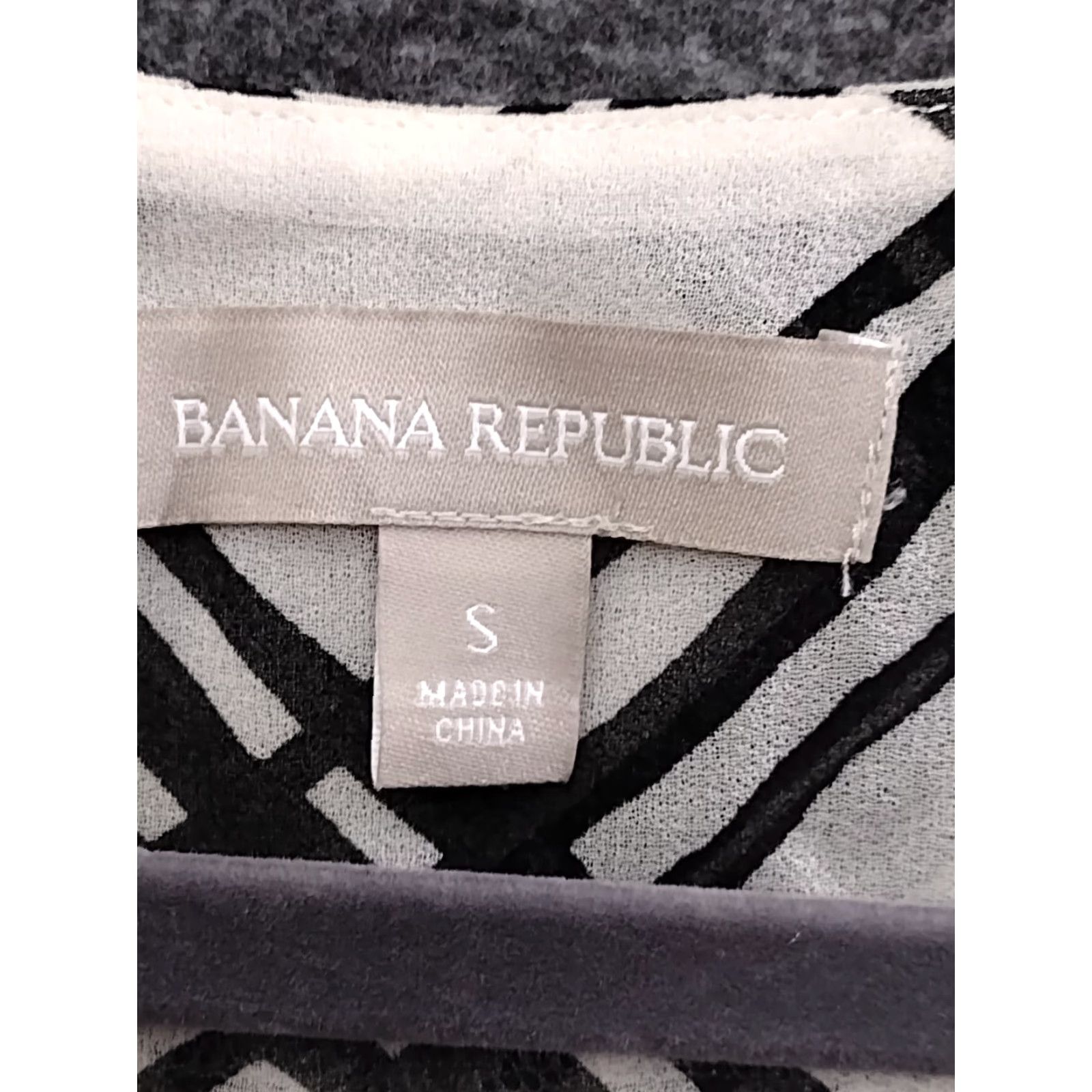 Banana Republic Banana Republic Blouse Shirt Striped V-Neck S Black/White Sheer Long Sleeve Classic/Fitted Size S Womens 90s Designer Pattern Criss Cross Size S / US 4 / IT 40 - 6 Thumbnail