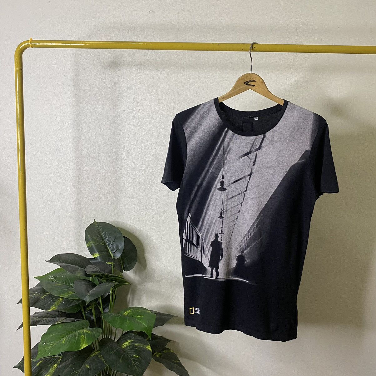 Japanese Brand Vintage Y2K National Geographic x Uniqlo Tee Size US S / EU 44-46 / 1 - 1 Thumbnail