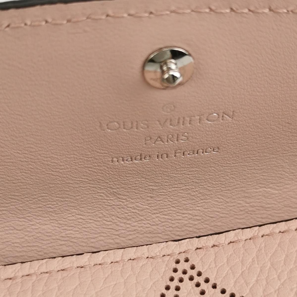 Louis Vuitton Louis Vuitton (LV) Mahina leather solid color hollow old fl Size ONE SIZE - 6 Thumbnail