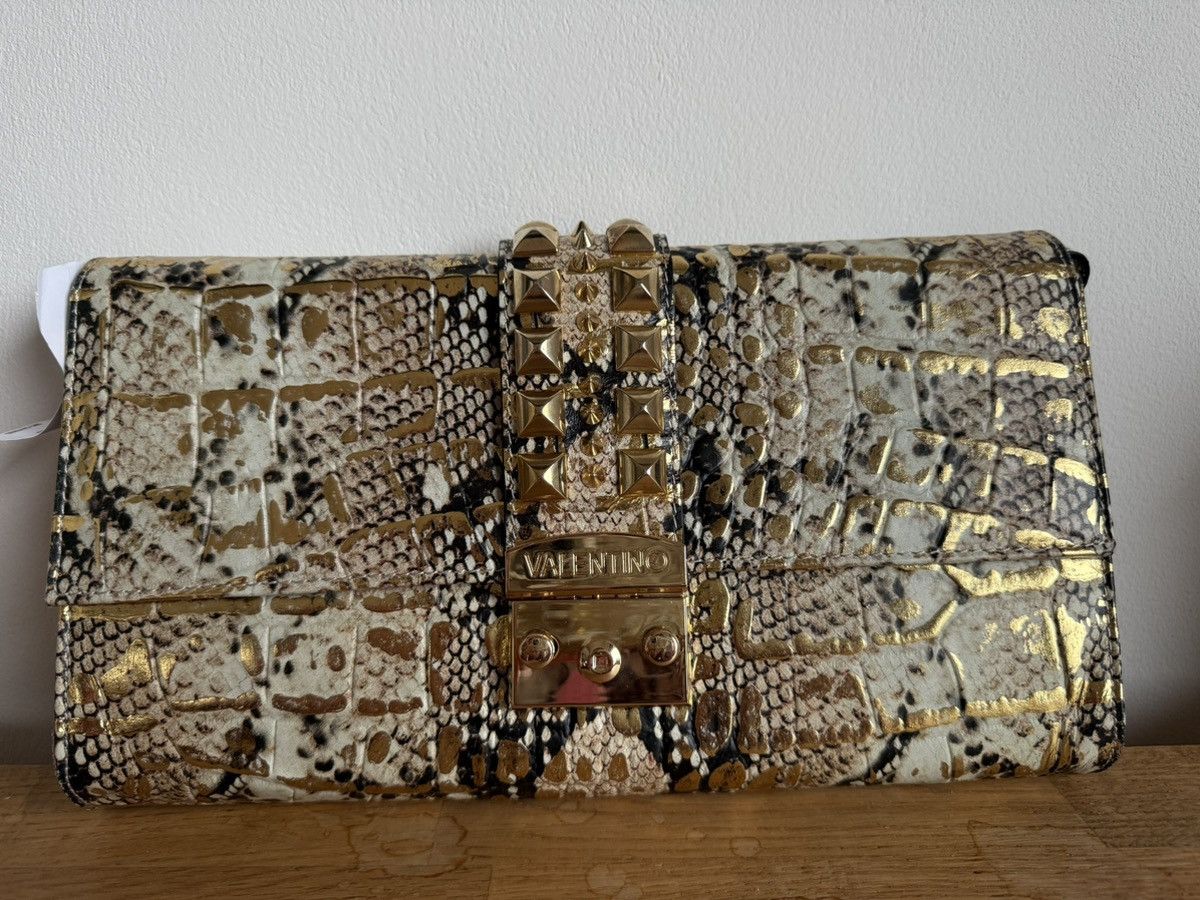 Valentino Valentino stunning clutch . Orig. price $895 Size ONE SIZE - 2 Thumbnail