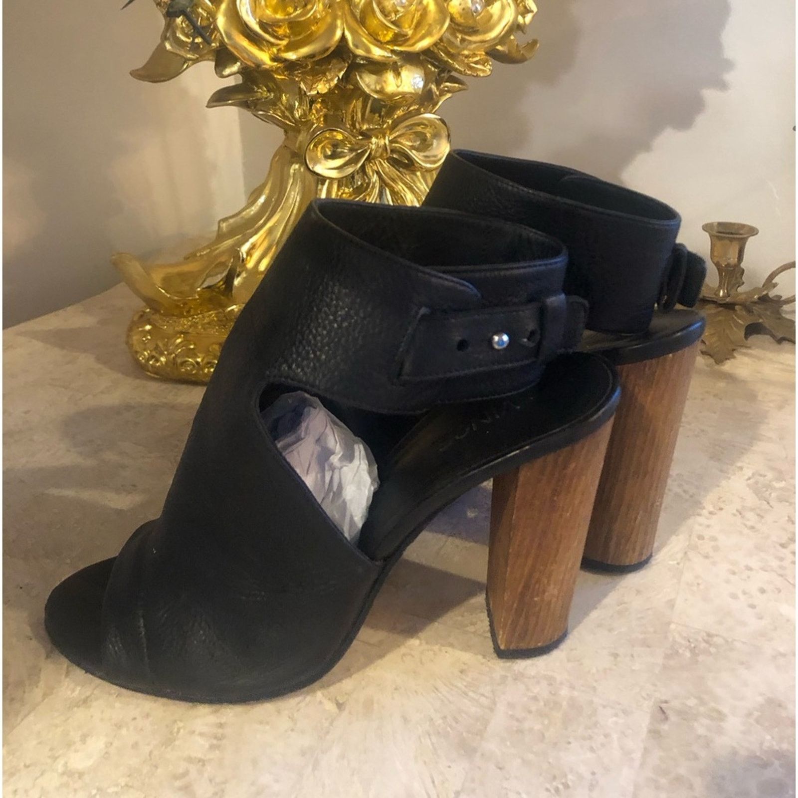 Vince Vince. Open heal leather strap thick heel Size US 7.5 / IT 37.5 - 7 Thumbnail
