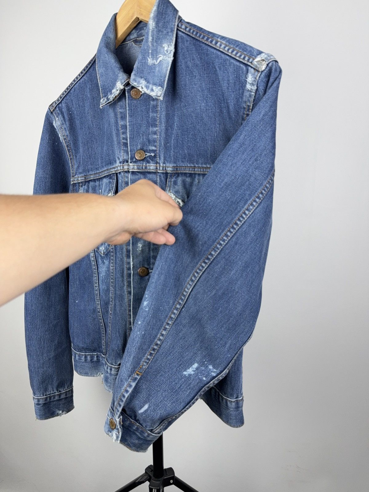 Levi's Vintage Clothing Vintage Levi’s Distressed Denim Jacket 90s Trucker Size US M / EU 48-50 / 2 - 5 Thumbnail